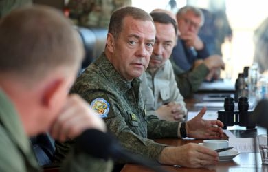 Медведев срочно прибыл в Капустин Яр, где испытали Орешник. Ждем новейшие ракеты: РГ