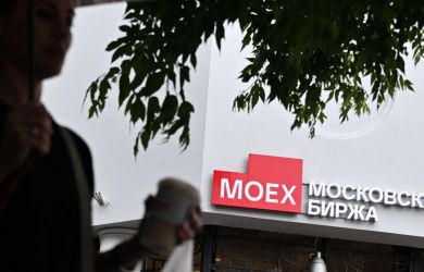 Индекс Мосбиржи впервые за год упал ниже 2450 пунктов