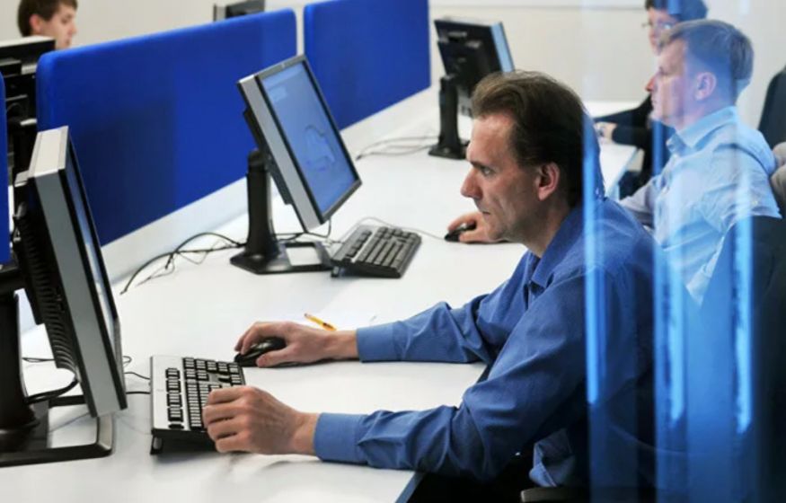 «Написал в мессенджер — лишился работы. А суд вернул всё назад. Почему работодателям запрещено увольнять онлайн?»