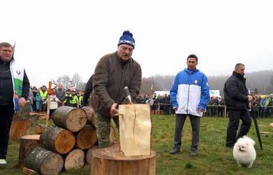 Лукашенко заметили с топором в пригороде Минска. Подробности