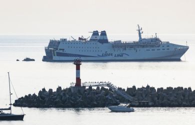 Россияне почти 144 часа не могут покинуть лайнер Seabridge. Пассажира уволили с работы