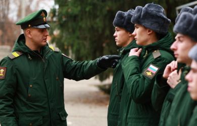 Военкоматы смогут быстрее узнавать об увольнении рабочих, чтобы забирать их в армию: на кого это распространится?