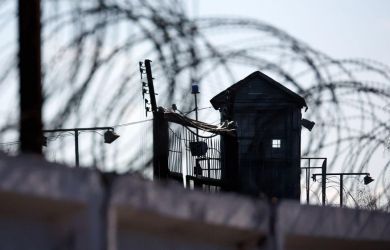 Готовили бунт? В колонию пытались провезти целый арсенал оружия: эксперт раскрыл цель заключенных в России