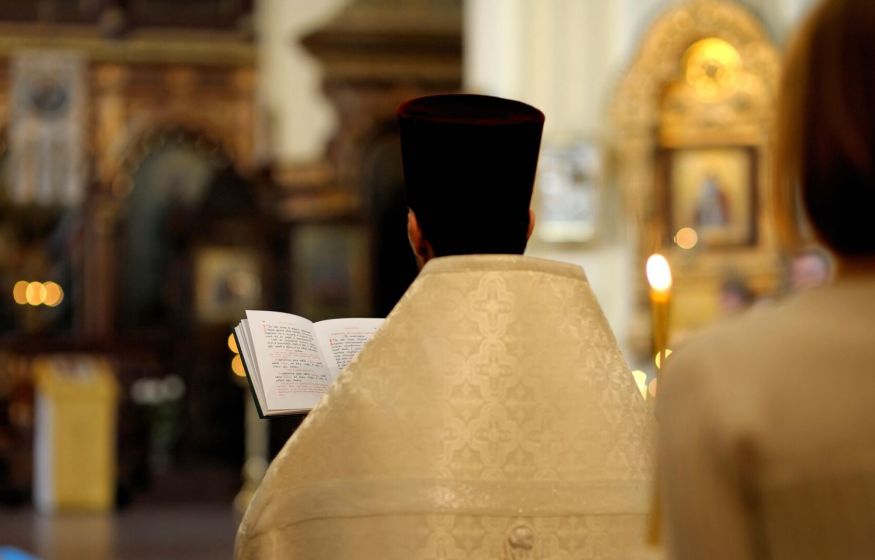 «Фея и богиня не должна работать»: священник сделал заявление