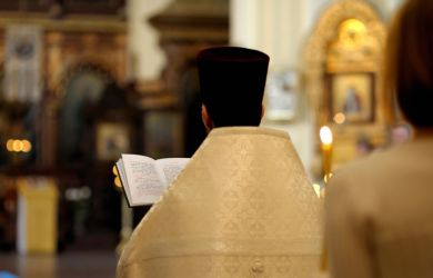 «Фея и богиня не должна работать»: священник сделал заявление