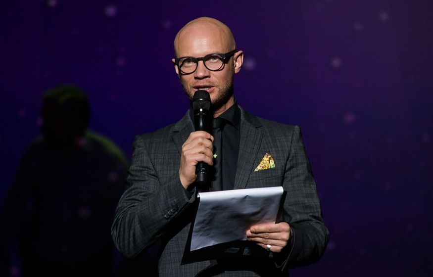 Шоумен Дмитрий Хрусталев устроил пьяный дебош и скандал на рейсе и был задержан в Калининграде