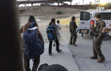 Мигрант-студент московского колледжа пырнул ножом на охранника из-за просьбы прекратить публичный намаз