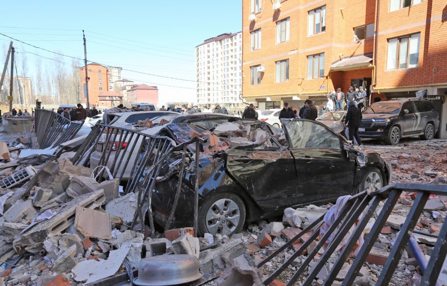 Взрывы в Каспийске: сбитый дрон повредил многоэтажку и 16 машин, Меликов успокоил жителей