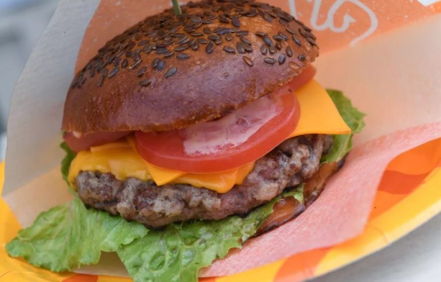 Бургеры в грязи: раздача фастфуда свела с ума украинцев