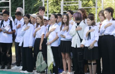 Образование напоказ: шикарная школа в Бишкеке и закрытие школы в Новосибирске — кто ответит?