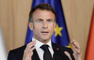 Макрон от кого-то убежал во время поездки в Китай: президента снимали на смартфоны