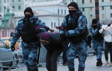 «Оформим под ключ»: фиктивные контракты как виза в Россию для мигрантов