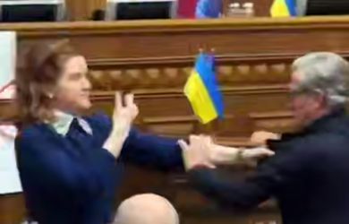 Скандал в Раде. Драка нардепов за плакат: Безуглая заблокировала трибуну, требуя головы Сырского