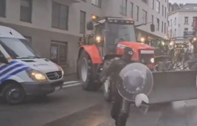 Тракторы разнесли Брюссель! Фермеры жгут всё — полиция в панике от газов и водомётов!