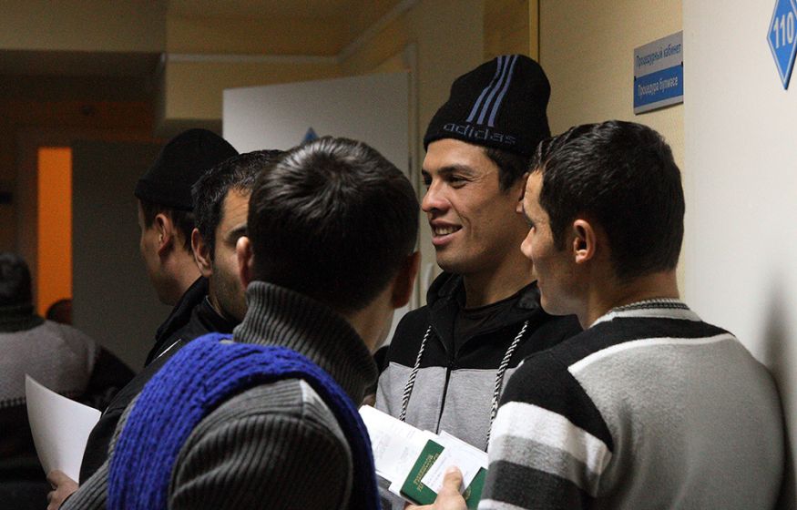 «Садятся на пособия. Тогда никакие мигранты нам не будут нужны. Большой брат следит за тобой»: депутат о миграции