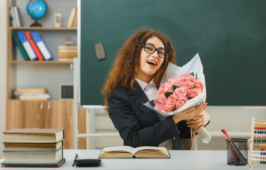 Колясников возмущён: профсоюз учителям — букет дороже 3 тысяч как взятка, а кадров не хватает на 600 тысяч!