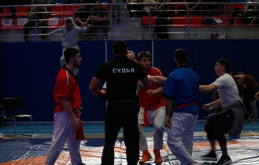 Беспредел в Симферополе. Борцы устроили мясорубку на ковре — дубинки полиции, трансляция слита