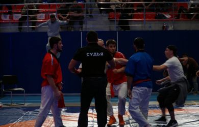 Беспредел в Симферополе. Борцы устроили мясорубку на ковре — дубинки полиции, трансляция слита