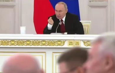 Путин сжал кулак. Выражение лица соответствующее: Что последовало за решительным моментом
