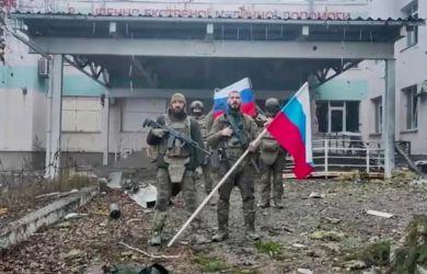 ВСУ в ужасе. Три русских бойца вошли в город и в одиночку взяли командный пункт противника