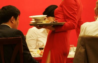 Скандал в Казахстане: русскую официантку уволили за «непонимание» казахского — активисты на грантах США травят ресторан