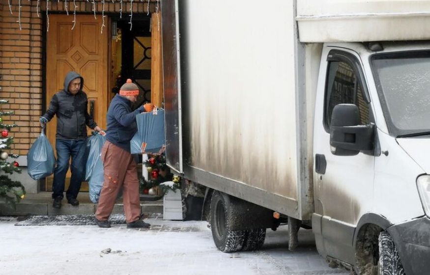 Долину выселяют из квартиры в Хамовниках: грузчики тащат вещи, адвокат плюнула на ключи — финал эпичного скандала