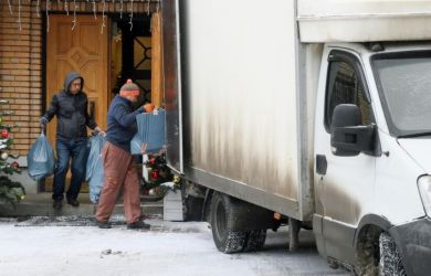 Долину выселяют из квартиры в Хамовниках: грузчики тащат вещи, адвокат плюнула на ключи — финал эпичного скандала