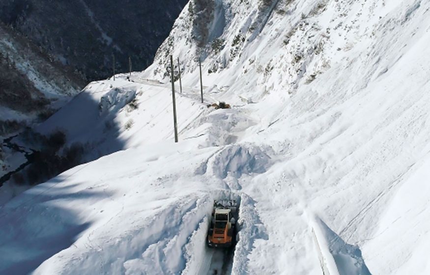 Туристы в ловушке на границе: десятки машин застряли из-за лавин на Военно-Грузинской дороге — снег не останавливается!