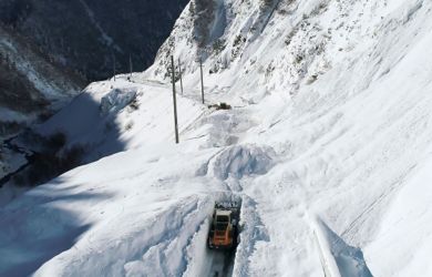 Туристы в ловушке на границе: десятки машин застряли из-за лавин на Военно-Грузинской дороге — снег не останавливается!