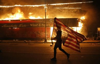 Миннеаполис в огне: уличные бои с оружием против Трампа — США на грани гражданской войны