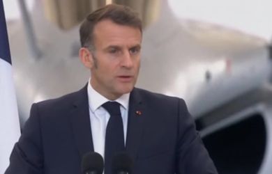 Макрона избивает окружение. Он вышел на публику с окровавленным глазом