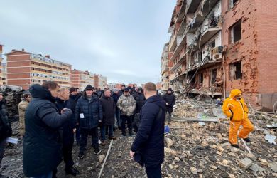 13 пострадавших от дронов в Адыгее. Дом в руинах, машины в огне — глава республики ввел ЧС