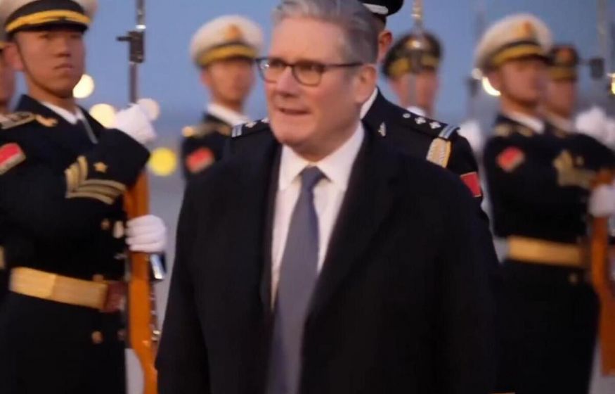 Стармер ползёт к Китаю на коленях. Исторический визит — Лондон меняет США на Пекин?