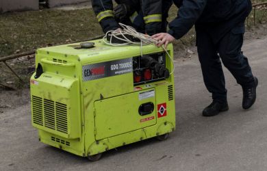 Скандал. Поляки купили генераторы украинцам — те тут же продали на маркетплейсе. Киев мёрзнет, перекупщики богатеют