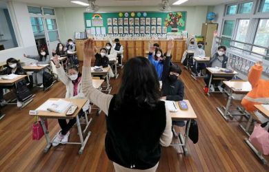 Бил детей в школе — будешь им мыть машину или бургеры заворачивать. Вот что придумали в Корее