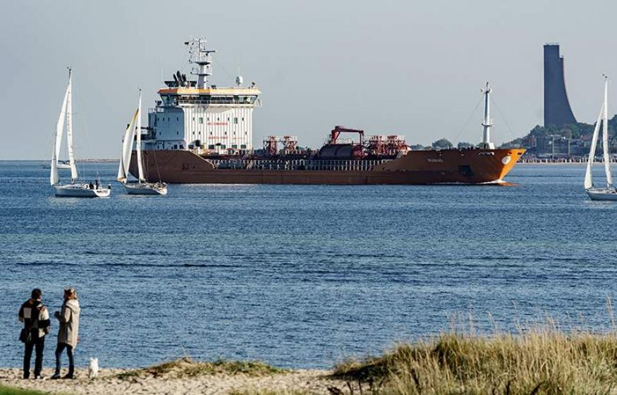 Бензин дорожает, народ в очередях — нефтяники рвутся грабить Европу. 14 стран охотятся за нашими танкерами