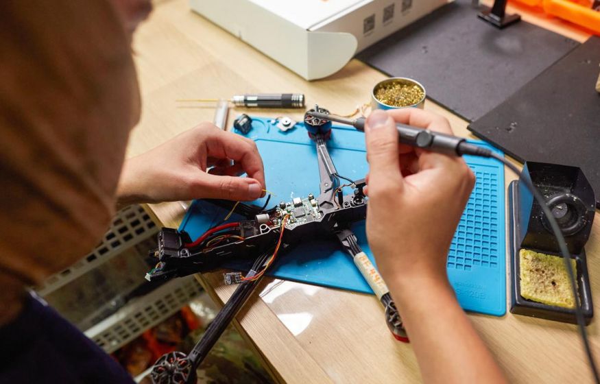 Предательство в тылу: Бандиты угрожают закрыть лабораторию по сборке дронов?