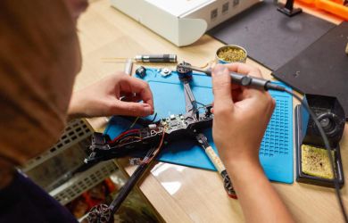 Предательство в тылу: Бандиты угрожают закрыть лабораторию по сборке дронов?