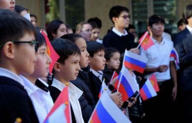 Пенсионерки копят на дроны фронту, а миллиарды ушли на школы и аттракционы Средней Азии. Скандал щедрости Козака