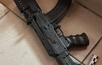 Уфимский школьник с ножом и игрушечным автоматом штурмовал гимназию. Взрыв петарды — видео шокирует