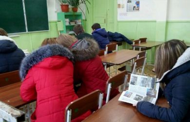 Дети мёрзнут в куртках на уроках. Школа запрещает: «Снимайте!» — скандал в Рыбинске шокирует страну