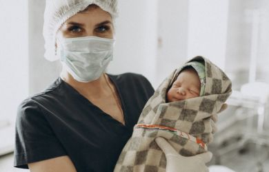 700 родов в год — и закрытие. Чиновники уничтожают роддом, выстоявший 90-е. Акушерок отправили уборщицами