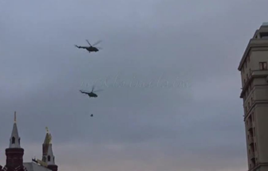 Войска НАТО на «Красной площади», а вертолёты США «захватили» Россию: «Чиновникам плевать на народ и нашу Победу»