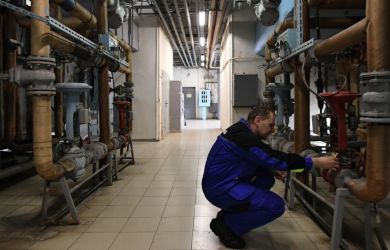 Трубы текут, тарифы летят: кто греет руки на коммуналке в газовой державе