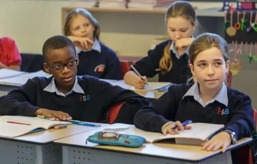 БРИТАНИЯ в шоке. Детям с 4 лет разрешают менять пол* — лейбористы ломают школы