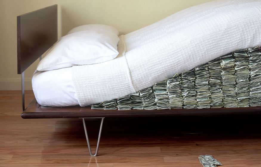 Половина годового бюджета России лежит под матрасом. Россияне предпочитают хранить деньги в наличке