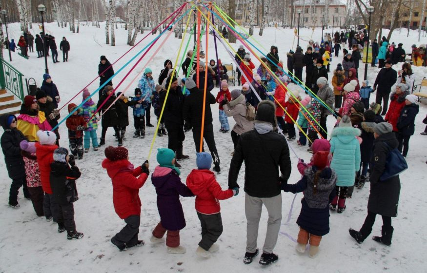 10 МАСЛЕНИЧНЫХ БИТВ. Дети против взрослых — кто кого? Взрослые дерутся мешками, дети летают с горок