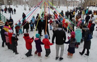10 МАСЛЕНИЧНЫХ БИТВ. Дети против взрослых — кто кого? Взрослые дерутся мешками, дети летают с горок
