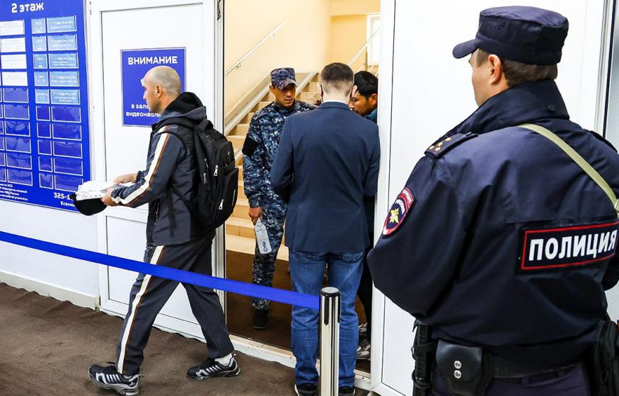 Колокольцев бьет тревогу — на депортацию нет денег. Как и на достойные зарплаты полицейским. Это диверсия: Колясников