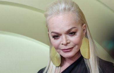 Звездный позор у Таганки: минивэн Долиной встал прямо на тротуаре. VIP-водитель плюёт на пешеходов